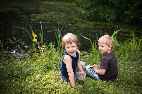 Zwei fröhliche Jungen auf einem Teich — Stockfoto