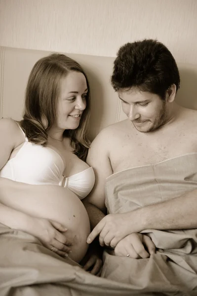 Mąż dotykając brzucha żony w ciąży — Zdjęcie stockowe
