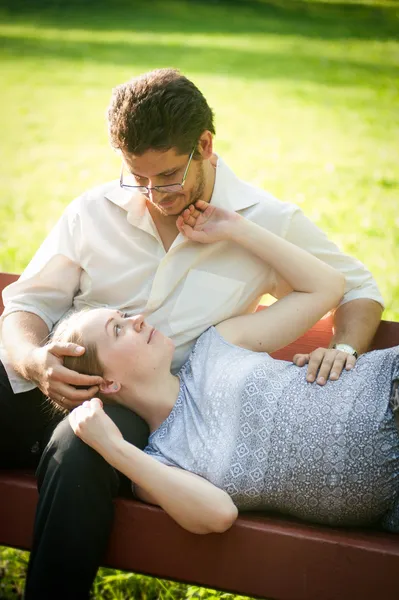 Donna incinta con il marito nel parco — Foto Stock