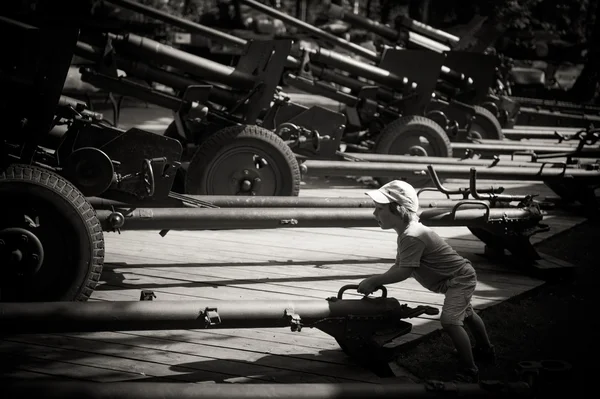 Silahlarla oynayan bir boy — Stok fotoğraf