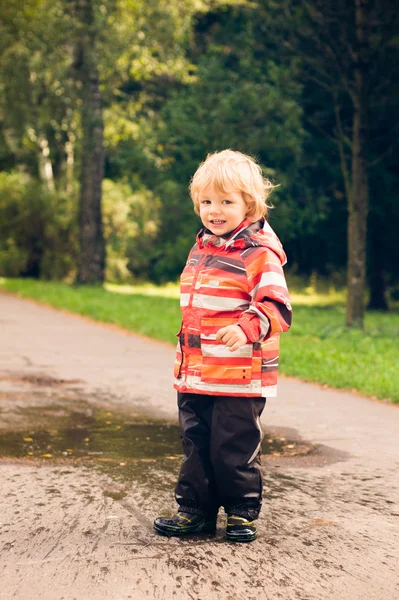 A boy stands near the puddle — Stock Photo, Image