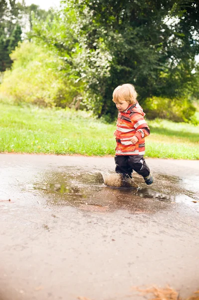 Koşma ve atlama göletlerde çocuk — Stok fotoğraf