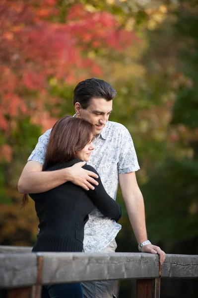 Pareja cariñosa abrazándose en otoño parque — Foto de Stock