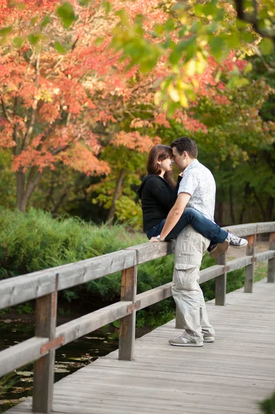 Ζευγάρι ερωτευμένων αγκαλιάζοντας στο πάρκο φθινόπωρο — Φωτογραφία Αρχείου