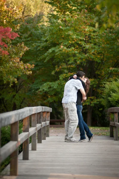恩爱的夫妻在秋天公园散步 — 图库照片