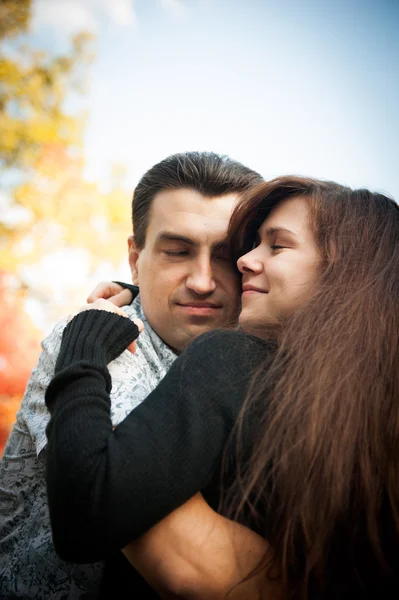 Amante casal abraçando no parque de outono — Fotografia de Stock