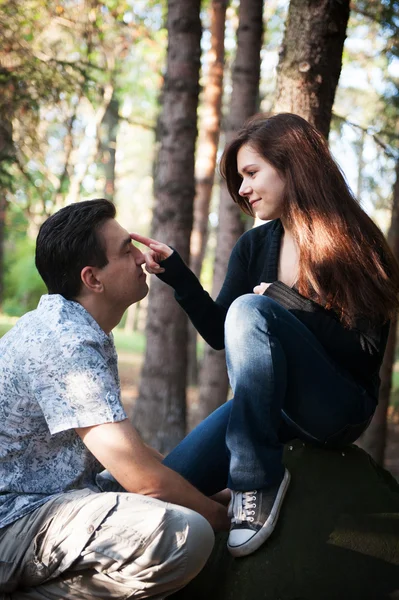 Pareja cariñosa en el parque de otoño — Foto de Stock