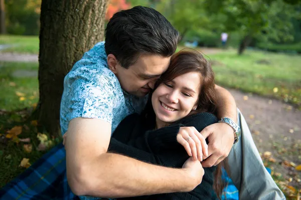 Couple aimant embrasser dans le parc d'automne — Photo