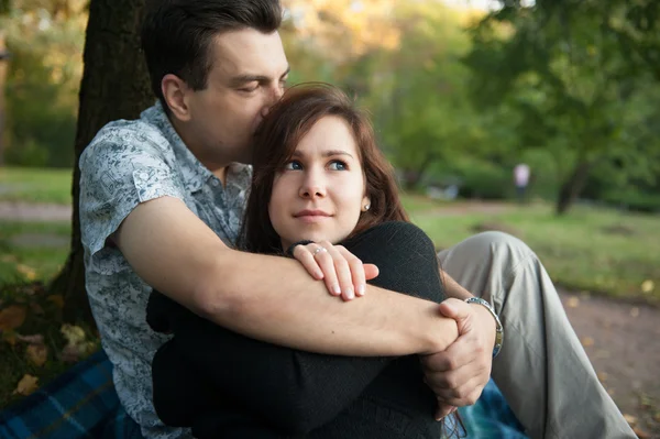 Couple aimant embrasser dans le parc d'automne — Photo