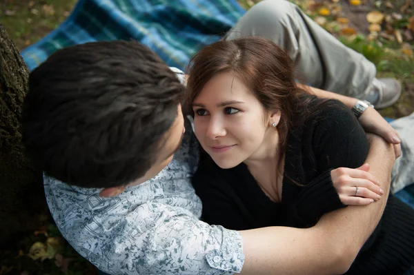 sonbahar Park'ta kucaklayan seven Çift