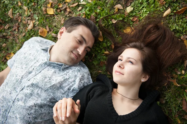 Couple aimant couché sur l'herbe — Photo