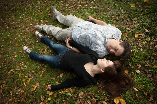 sevgi dolu çift çim üzerinde yalan