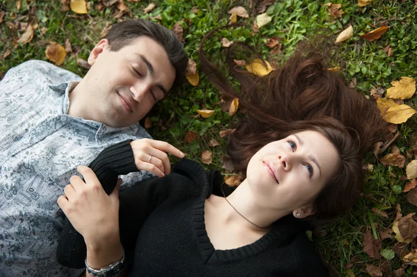 Milující pár ležící na trávě — Stock fotografie