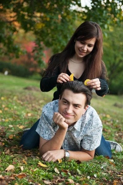 sevgi dolu çift çim üzerinde yalan