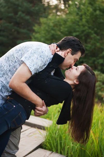 Pareja cariñosa abrazándose en otoño parque —  Fotos de Stock