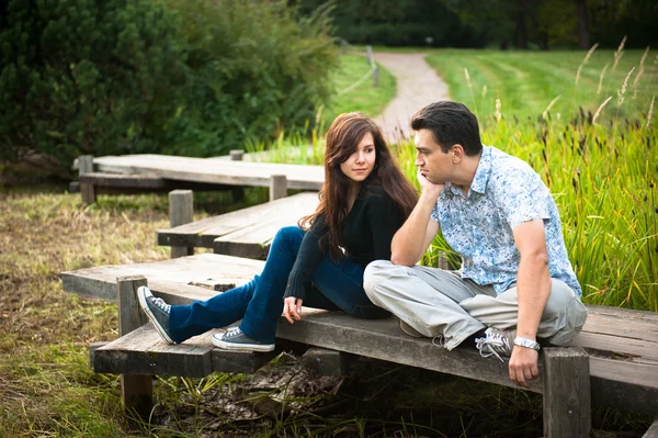 iki sevgi Köprüsü'nde sonbahar parkta oturan içinde