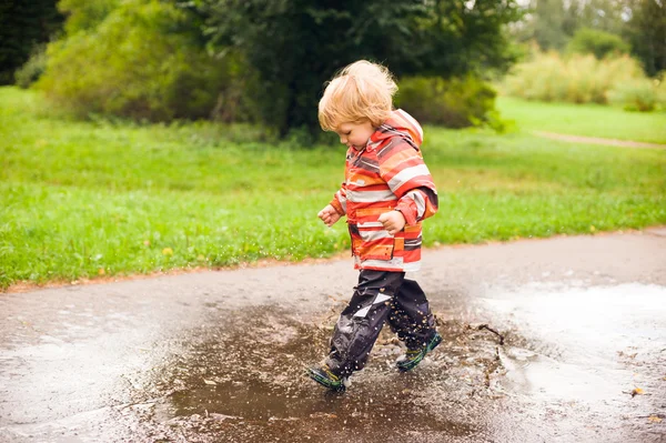 Αγόρι, τρέξιμο και άλματα σε λακκούβες Εικόνα Αρχείου