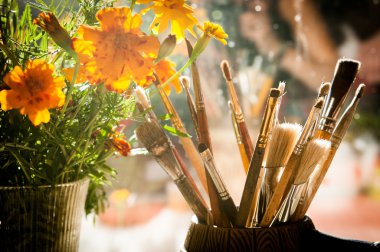 kadife çiçeği bir buket ile boyama için fırçalar