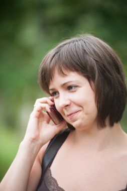 bir cep telefonu kızı konuşuyor