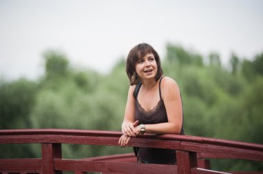 parkta güzel bir gülümseyen kız