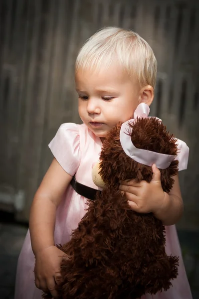 Oyuncak ayıyla küçük bir kız