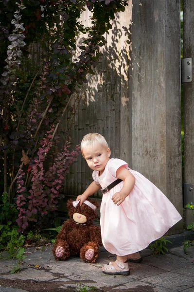 Bambina con orsacchiotto — Foto Stock