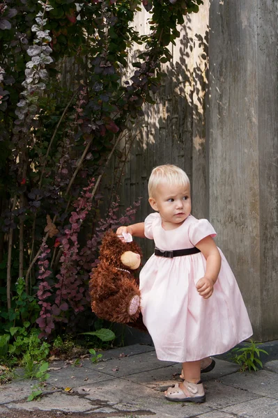 Bambina con orsacchiotto — Foto Stock