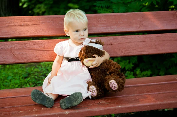 oyuncak ayı bankta oturan üzgün küçük kız