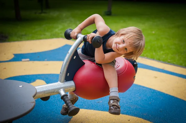 bir çocuk bir salıncak üzerinde