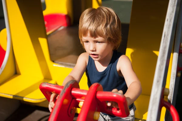 Enfant dans la machine à l'aire de jeux — Photo