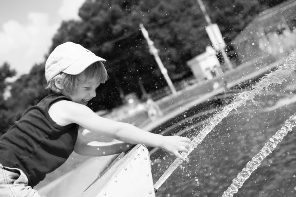 Joyeux bébé à la fontaine — Photo