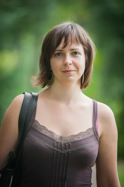 Retrato de uma menina pensativa séria no parque — Fotografia de Stock