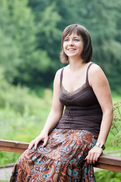 parkta güzel bir gülümseyen kız