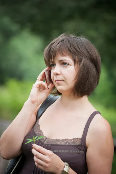 bir cep telefonu kızı konuşuyor