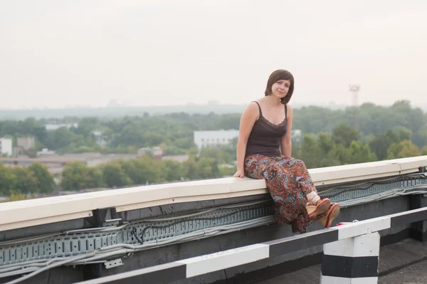Het meisje op het dak — Stockfoto