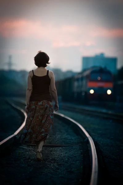 La fille sur le rail attendant le train — Photo