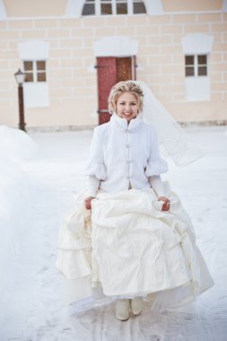 Kışın parkta güzel bir gelin