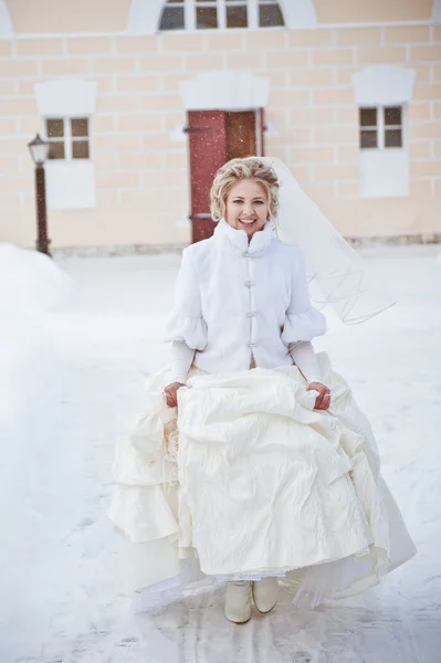 Kışın parkta güzel bir gelin