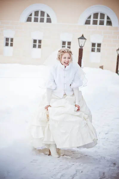 Kışın parkta güzel bir gelin