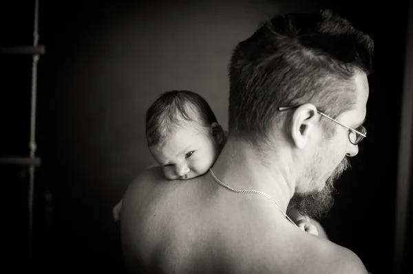 Bir baba ve yeni doğan kız portresi — Stok fotoğraf