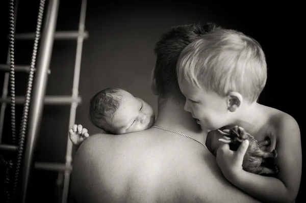 Portret van een vader en pasgeboren dochter en zoon — Stockfoto