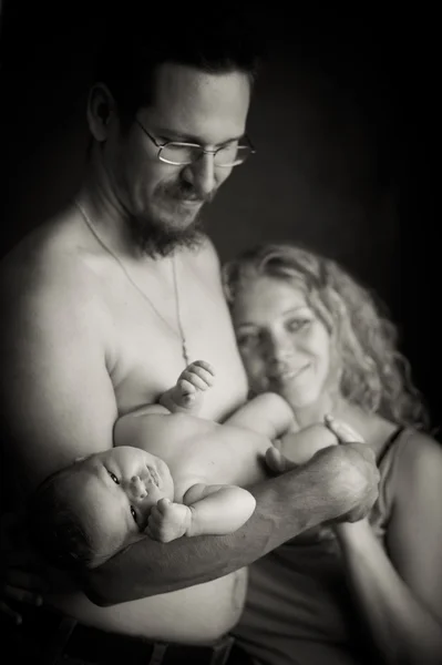Retrato de una familia con un recién nacido —  Fotos de Stock