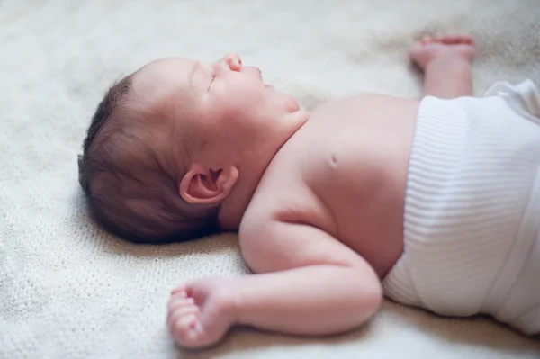 Schattig pasgeboren meisje slapen — Stockfoto