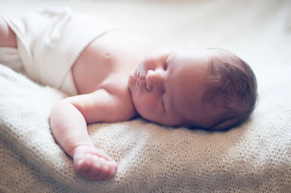 Carino neonato ragazza dormire — Foto Stock