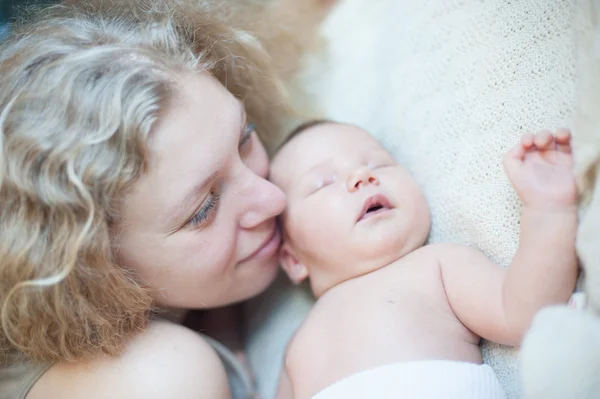 Yeni doğan kızı annesiyle portresi