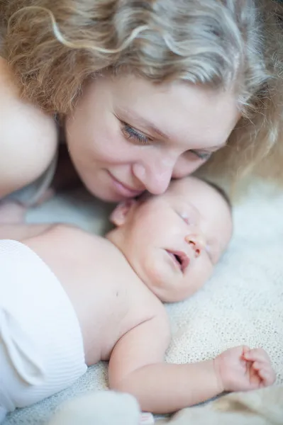 Retrato de madre con hija recién nacida —  Fotos de Stock