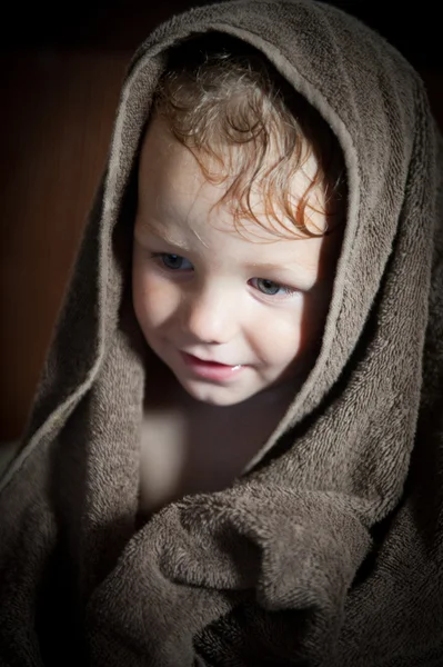 Havlu içinde şirin bir bebek.