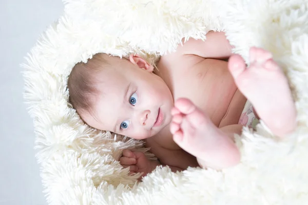 Carino bambina con grandi occhi blu — Foto Stock