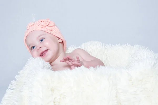 sevimli küçük kız pembe bir kap içinde gülüyor