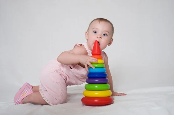 Klein meisje spelen met piramide — Stockfoto